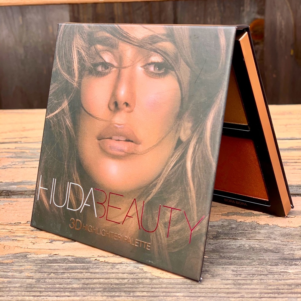 Huda Beauty 3D highlighter palette- Bronzed Sands